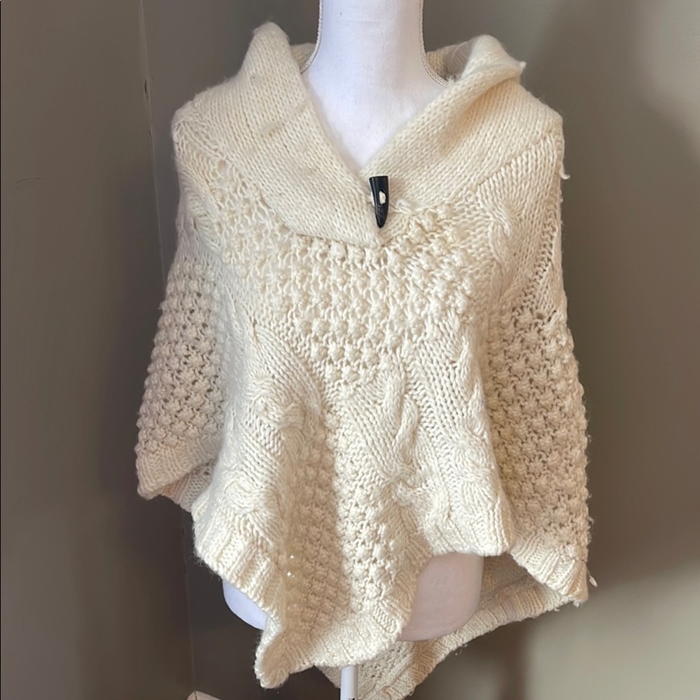 Elegant Cream Shrug with Chunky Knit and Draped Collar